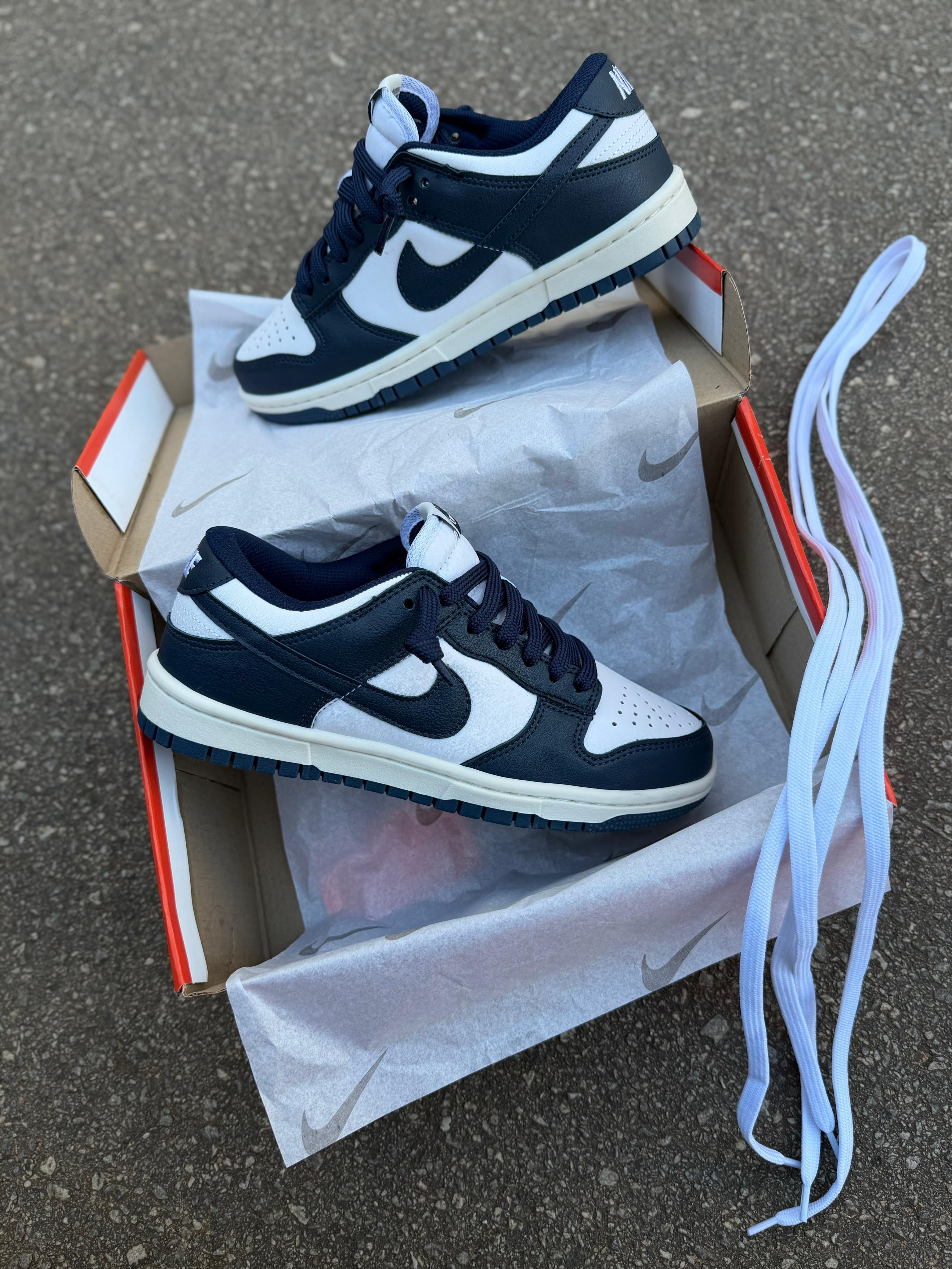 Dunk Low Azul marinho e branco