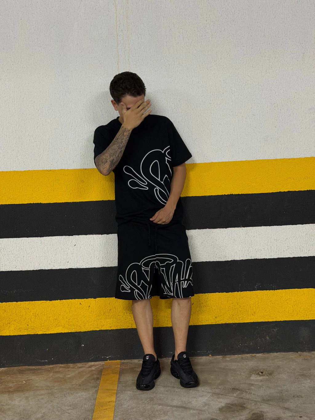 Conjunto Camiseta e Bermuda Syna World preto e branco